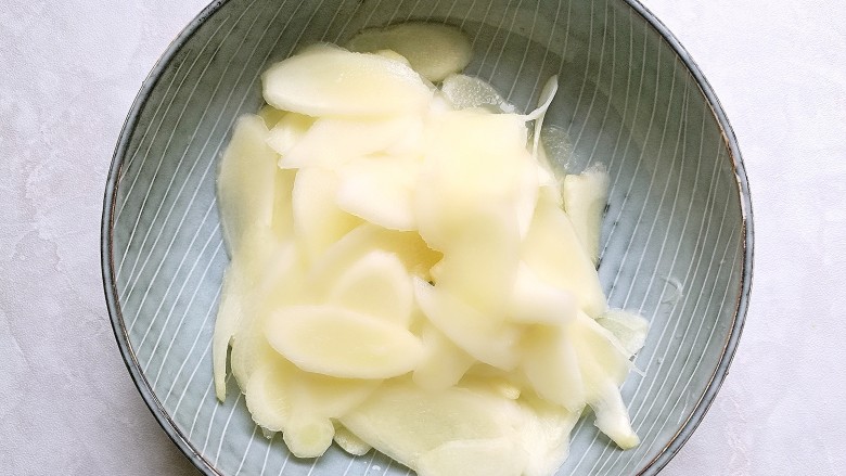 酸姜皮蛋,用手把盐巴搓进生姜里,静置40分钟。