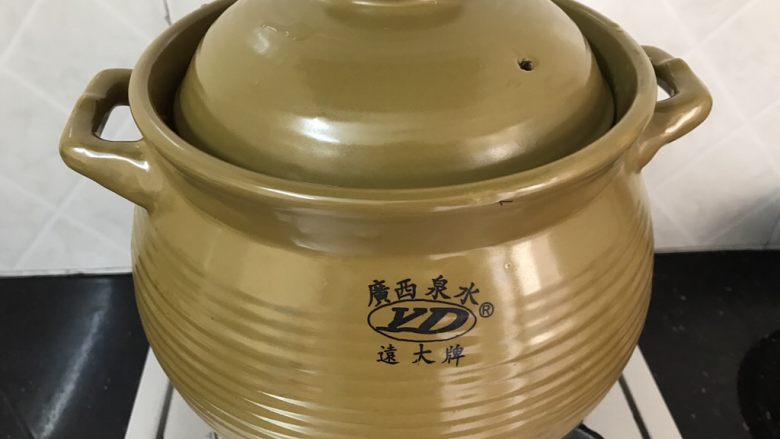 莲藕花生章鱼大骨汤,盖起,上灶大火烧开转小火慢炖1.5-2小时