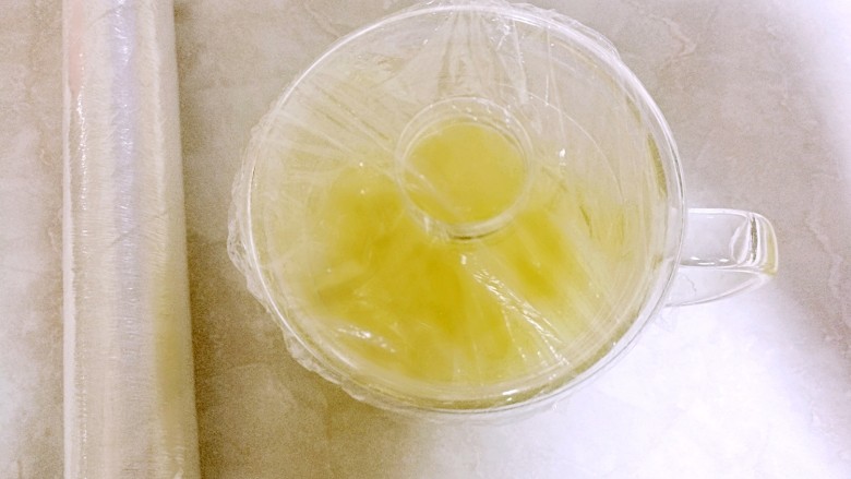 酸姜皮蛋,然后盖上盖子,没有蜜封罐的,用保鲜膜把杯口密封好,然后放入冰箱,腌制三天以上。