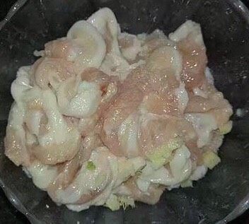 青椒五花肉,猪肉清洗干净，加一点点淀粉，少量的<a style='color:red;display:inline-block;' href='/shicai/ 718'>料酒</a>，<a style='color:red;display:inline-block;' href='/shicai/ 2800'>生姜</a>一起抓匀，腌制15分钟左右。
♨️这样炒出来的猪肉嫩而不柴