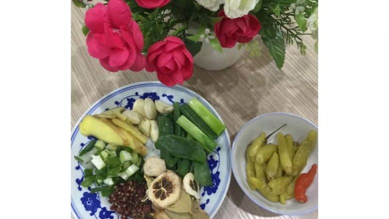 爆炒田螺、“乌龙牛子”,根据个人爱好准备调味料,(我这就是麻辣的,又麻又辣的那种)
准备好;油、盐、十三香、鸡精、料酒、老抽酱油、姜、葱、蒜、花椒、辣椒、香叶、桂皮、八角(零经验不知道这些大料是啥的小伙伴卖调料的地方有一小包人家包装好的那种)!