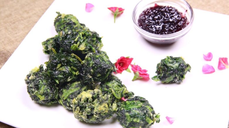 香脆芝士菠菜丸,摆盘即可,可以粘点蓝莓酱食用