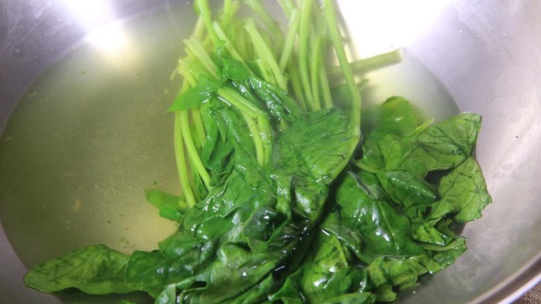 香脆芝士菠菜丸,注意是烫一下,不是煮熟