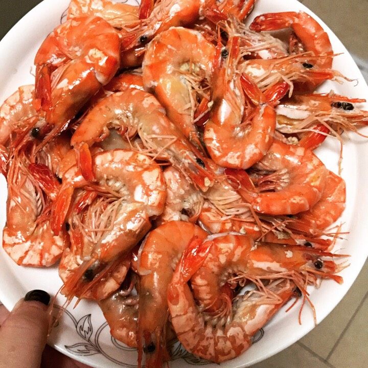 麻辣香锅,<a style='color:red;display:inline-block;' href='/shicai/ 300'>虾</a>开边炒开,加盐。