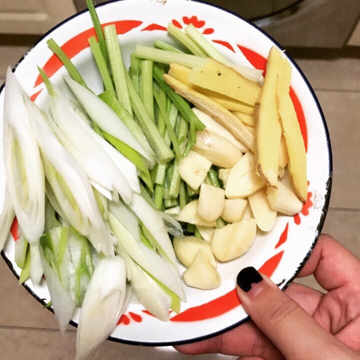 麻辣香锅,大葱斜切,蒜头去皮,姜切片,芹菜切段,香菜梗切段,加油,火锅底花椒,干辣椒爆炒。