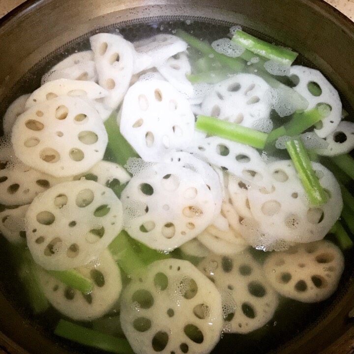 麻辣香锅,莴笋,莲藕,贡丸,蟹肉棒,黑木耳,凤尾菇全部过水。