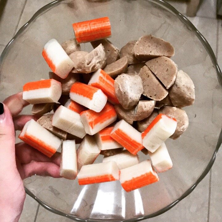 麻辣香锅,莴笋,莲藕,贡丸,蟹肉棒,黑木耳,凤尾菇全部过水。