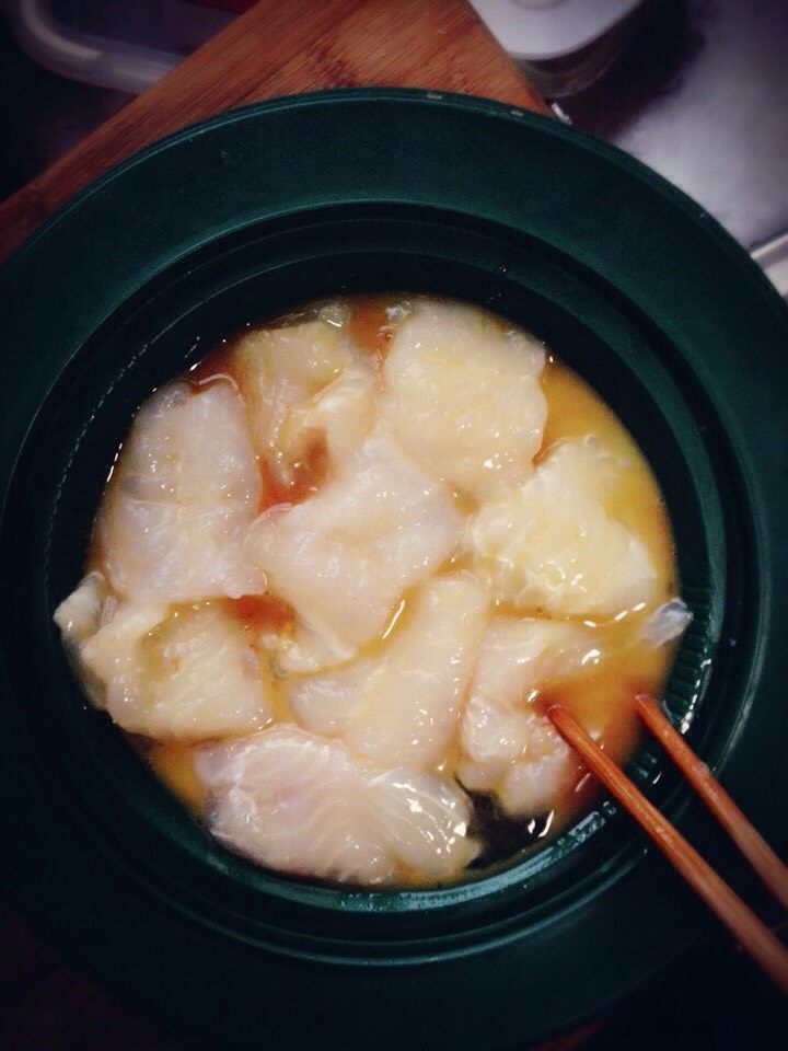 芝士香烤龙利鱼,调好的汁倒入鱼肉里,腌制半小时