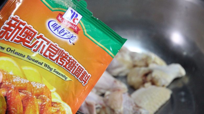 烤鸡翅,加入三勺新奥尔良鸡翅调料