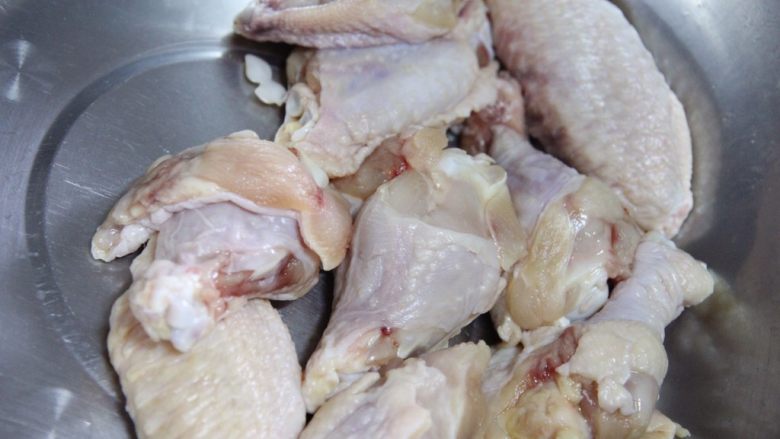 烤鸡翅,12个翅中翅根泡血，用厨房纸吸干水分