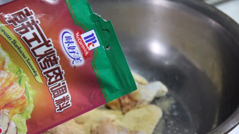 烤鸡翅,1勺韩式烤肉料，1勺<a style='color:red;display:inline-block;' href='/shicai/ 692'>酱油</a>，1勺<a style='color:red;display:inline-block;' href='/shicai/ 865'>蜂蜜</a>，1/3勺食盐