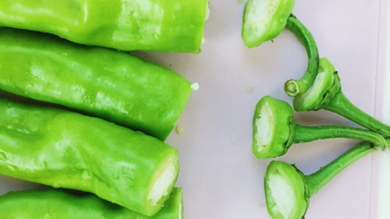 虎皮尖椒,食材处理一:青椒洗净去蒂