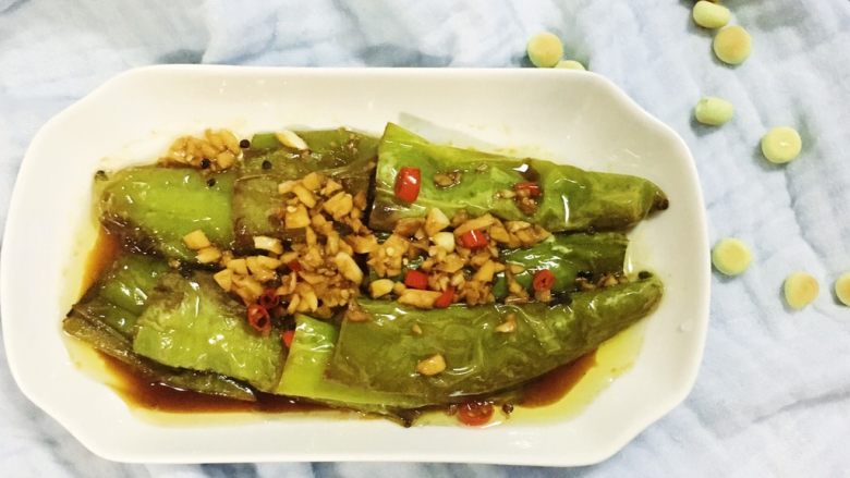 虎皮尖椒,煎好的虎皮尖椒装入盘子 把蒜米酱汁浇在上面