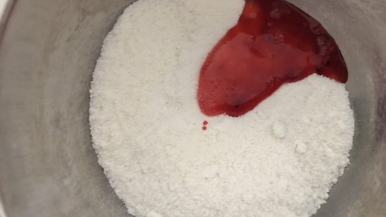 意式树莓乳酪夹心马卡龙,TPT分两份,一份加入红色蛋清拌匀,这里没有要求手法