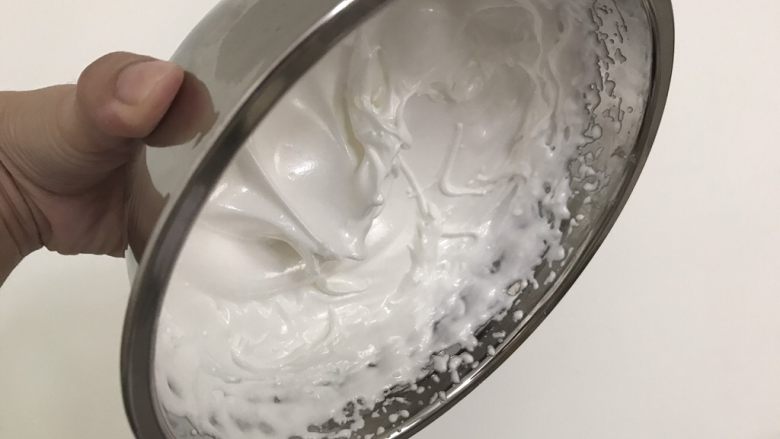 意式树莓乳酪夹心马卡龙,打发好的蛋白霜呈硬性,倒扣不会流淌