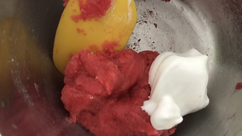 意式树莓乳酪夹心马卡龙,蛋白霜分两次加入,切拌均匀,注意是切拌,像切菜一样的拌
