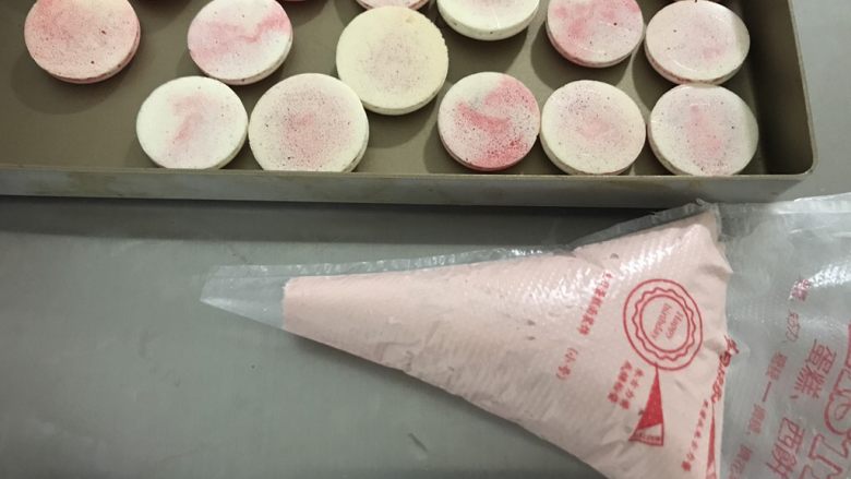 意式树莓乳酪夹心马卡龙,装入裱花带,挤在小马上