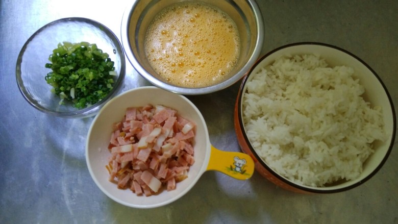 培根蛋香炒饭,材料准备：<a style='color:red;display:inline-block;' href='/shicai/ 3232'>香葱</a>切碎，<a style='color:red;display:inline-block;' href='/shicai/ 9'>鸡蛋</a>加适量盐打散