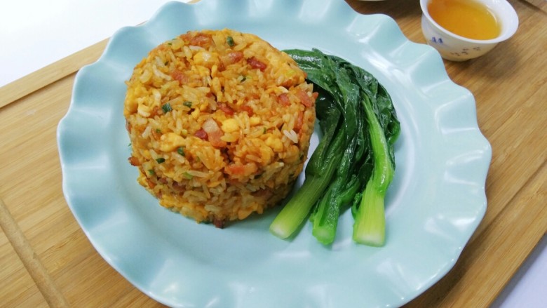 培根蛋香炒饭,青菜焯水摆盘，炒好的饭放入小饭碗中压实再扣入盘中（这样好看）