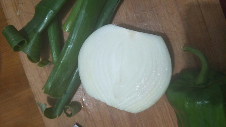 香菇酿肉,选嫩葱叶,洋葱,青椒剁碎
