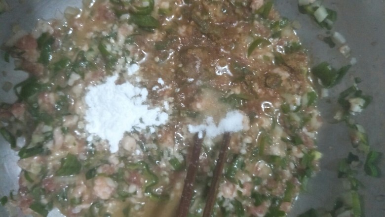 香菇酿肉,这是加入玉米淀粉,十三香。