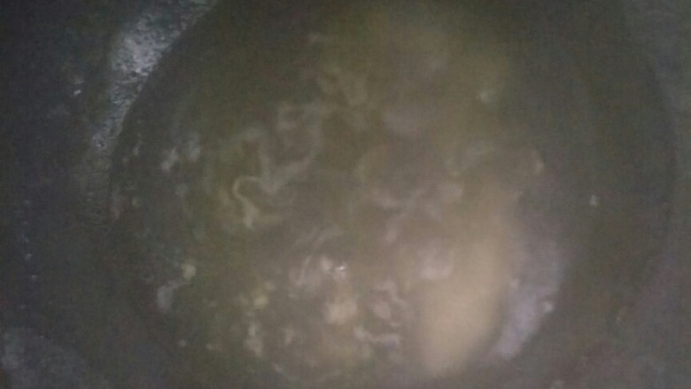 香菇酿肉,起锅,将盘子内的汁水倒入马勺。