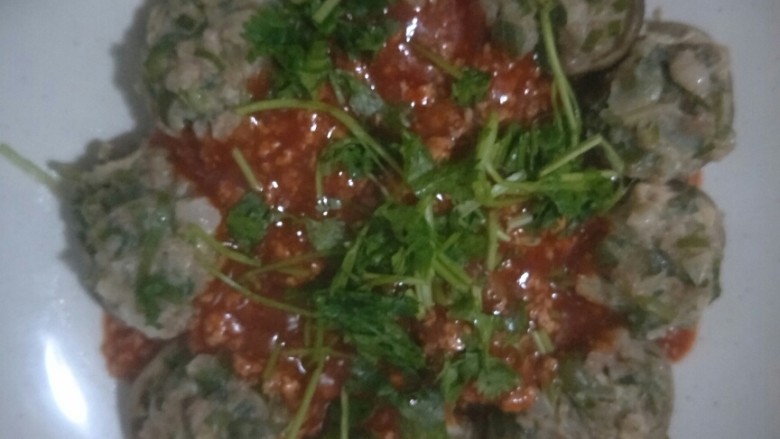香菇酿肉,倒入码好的香菇上,香菜点缀。