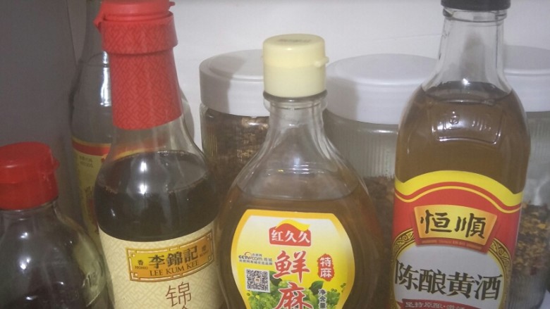 香菇酿肉,加入生抽,麻油,黄酒,不要多