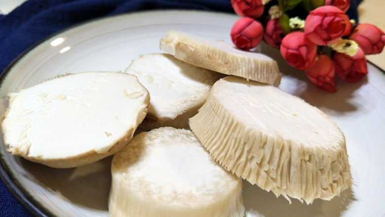 酱汁杏鲍菇(比金针有肉的素牛排),然后切成厚一点的圆片,厚一点,因为圆片打花刀是顺着生长纹理的,很容易断。(也可以整个的杏鲍菇顺着生长纹理切后片再打花刀)
