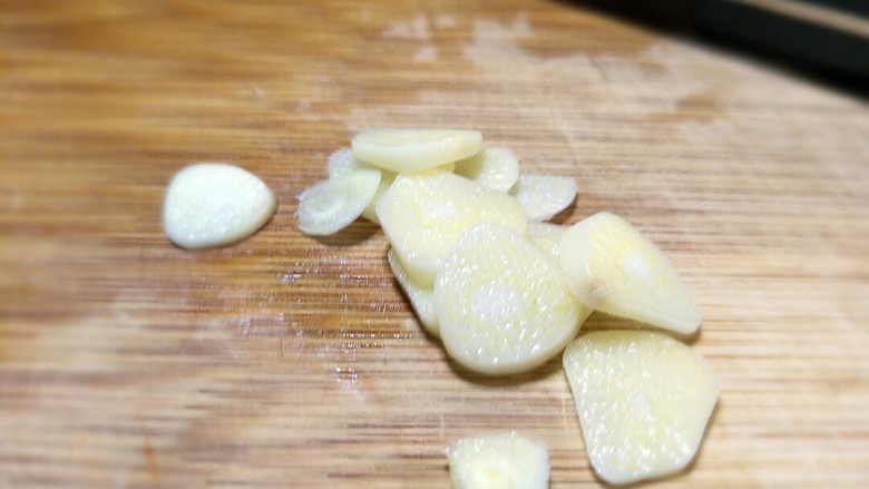 酱汁杏鲍菇(比金针有肉的素牛排),蒜切片。