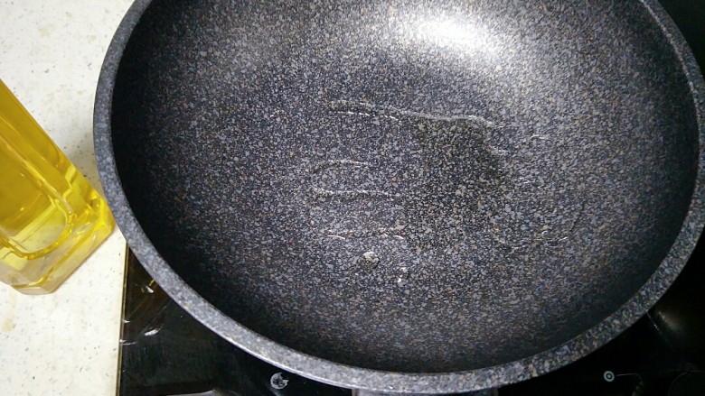 酱汁杏鲍菇(比金针有肉的素牛排),冷锅倒入油。