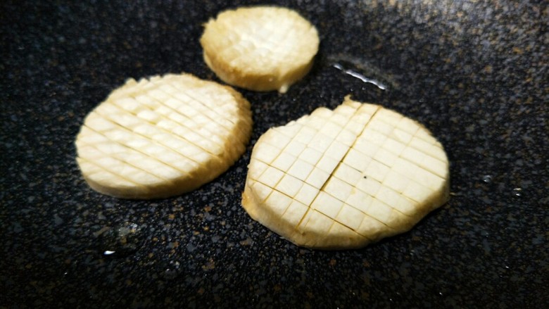 酱汁杏鲍菇(比金针有肉的素牛排),把打好花刀的杏鲍菇放入,放的时候小心一点。