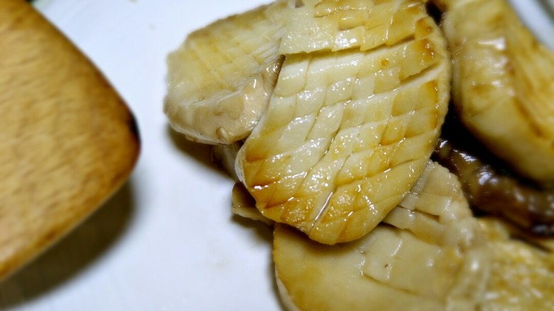 酱汁杏鲍菇(比金针有肉的素牛排),煎至两面金黄,盛出来。