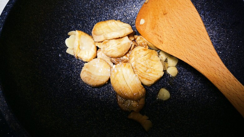 酱汁杏鲍菇(比金针有肉的素牛排),倒入煎好的杏鲍菇。