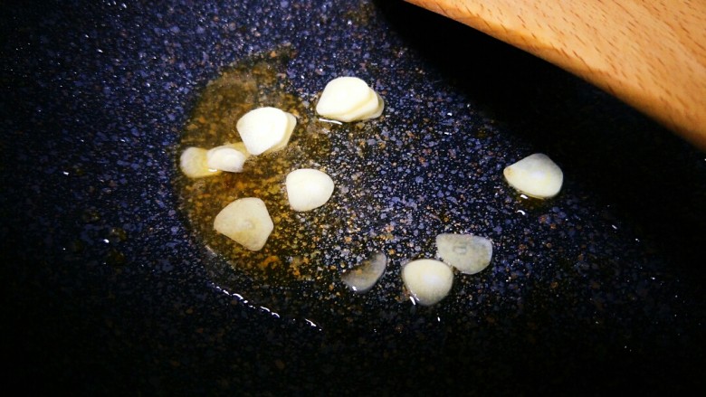 酱汁杏鲍菇(比金针有肉的素牛排),用剩余的油炒香蒜片。