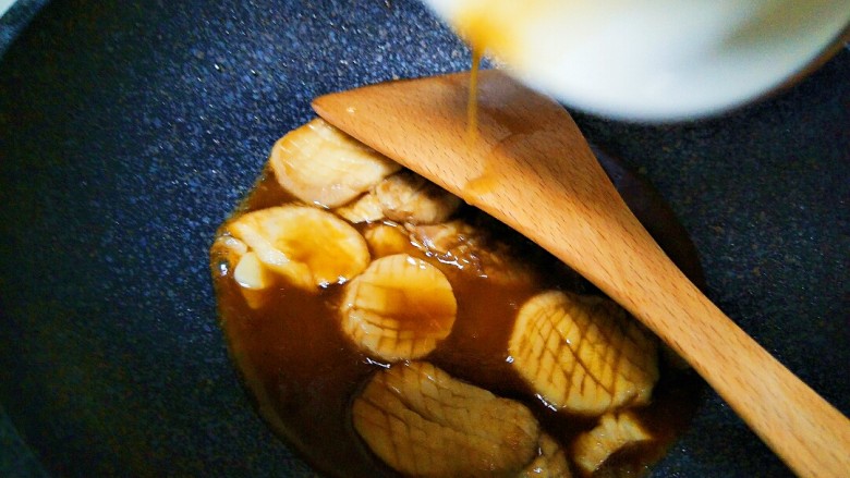 酱汁杏鲍菇(比金针有肉的素牛排),倒入调好的酱汁。