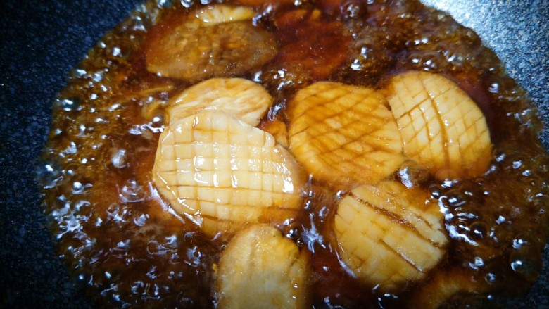 酱汁杏鲍菇(比金针有肉的素牛排),翻炒均匀(慢慢翻,很容易碎)加入1-2勺盐,根据菜量调整,前面的酱汁里有酱油,可以边加边尝,别太咸了。