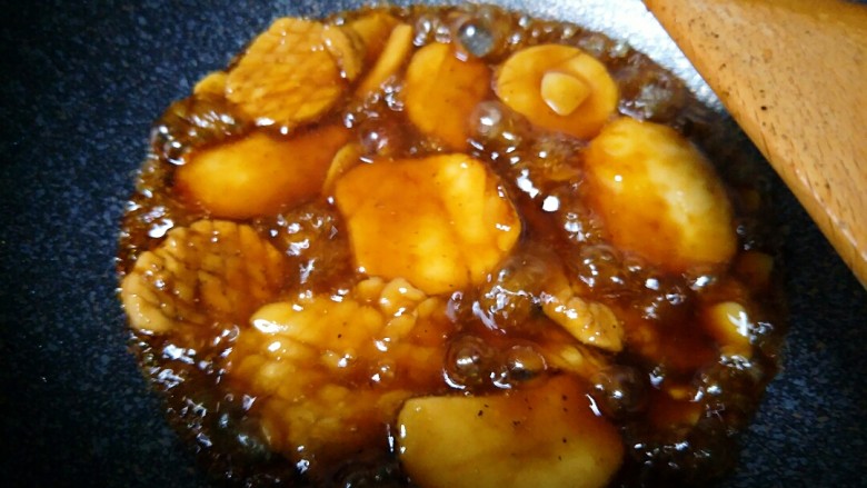 酱汁杏鲍菇(比金针有肉的素牛排),翻炒均匀,大火收汁