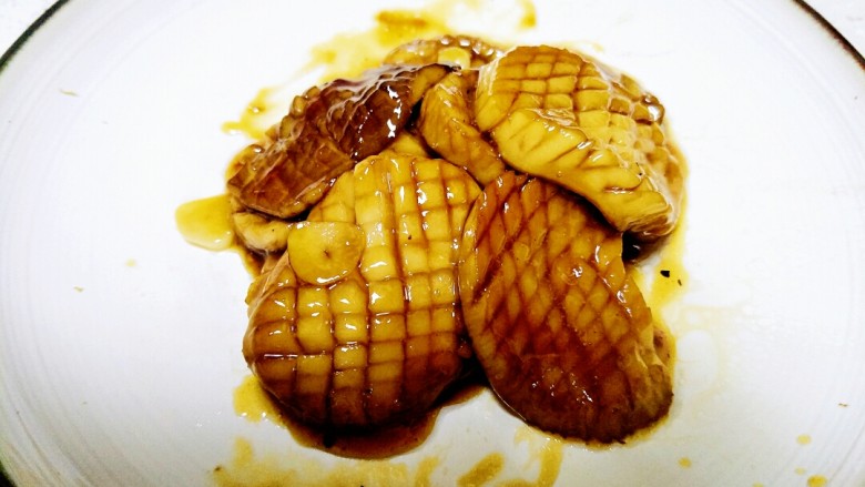 酱汁杏鲍菇(比金针有肉的素牛排),把杏鲍菇夹出来装盘。