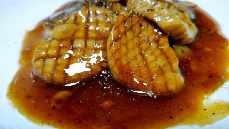 酱汁杏鲍菇(比金针有肉的素牛排),浇上上锅内的汁,再撒上一点<a style='color:red;display:inline-block;' href='/shicai/ 134333'>黑胡椒</a>