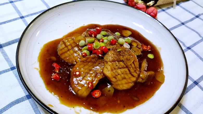 酱汁杏鲍菇(比金针有肉的素牛排),装饰上青豆和小米辣,开始享受一个人的晚餐。
