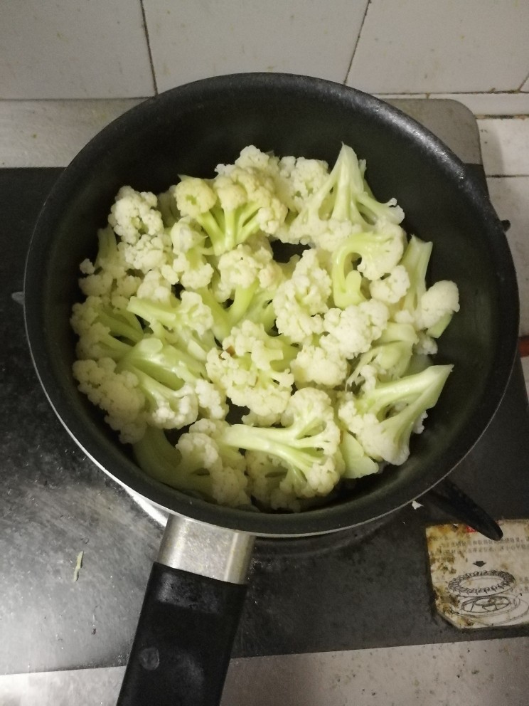 五花菜,<a style='color:red;display:inline-block;' href='/shicai/ 63'>菜花</a>洗好过水煮开