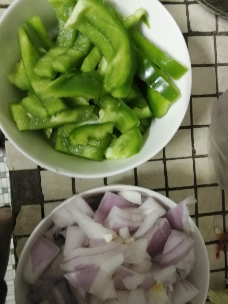 五花菜,<a style='color:red;display:inline-block;' href='/shicai/ 61'>青椒</a><a style='color:red;display:inline-block;' href='/shicai/ 29'>洋葱</a>切好备用