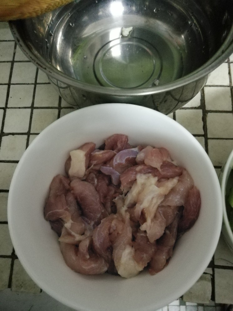 五花菜,猪肉切好用食盐<a style='color:red;display:inline-block;' href='/shicai/ 720'>胡椒粉</a>腌好