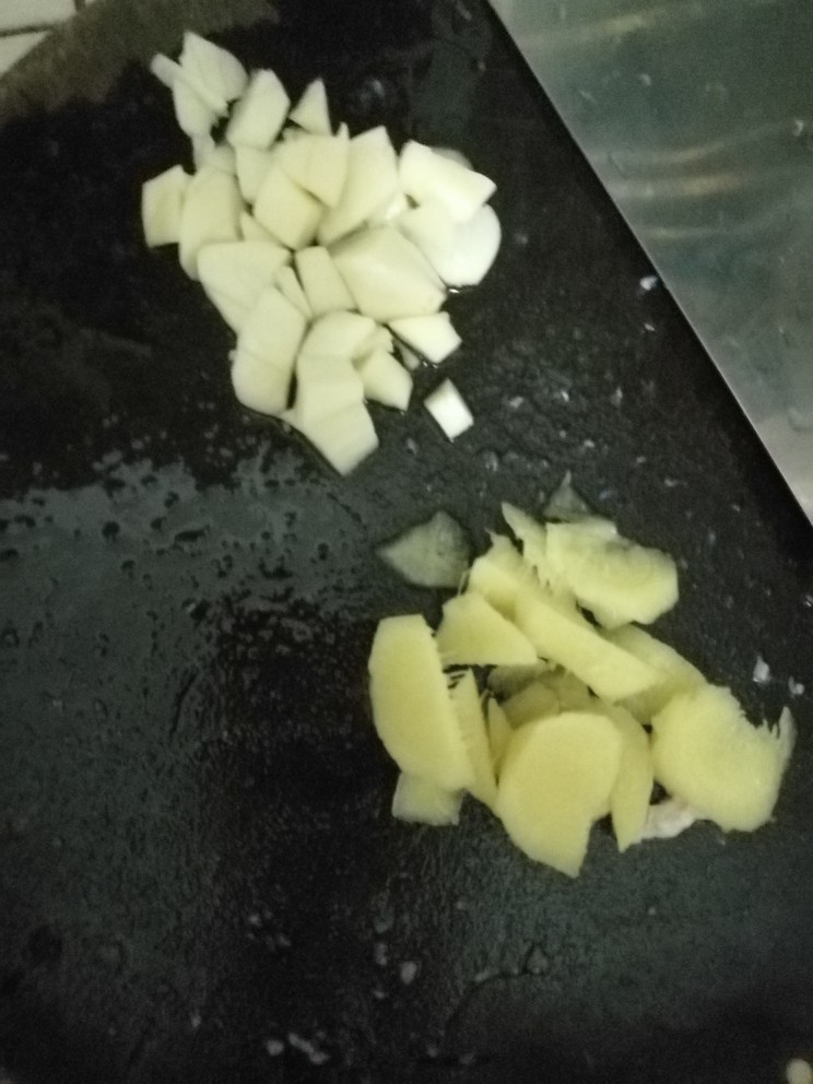 五花菜,<a style='color:red;display:inline-block;' href='/shicai/ 2794'>大蒜</a>和姜片切好备用