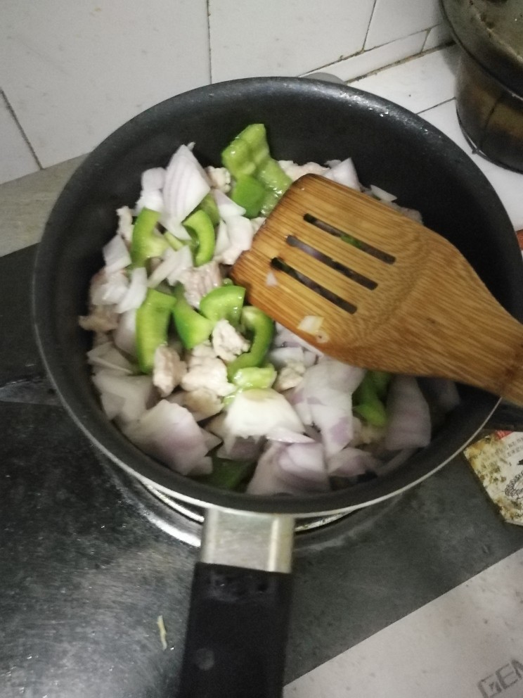 五花菜,放大蒜姜片再放肉翻炒五分钟后再下青椒洋葱