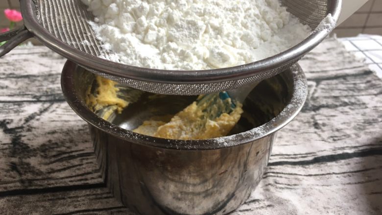 超赞的玛格丽特饼干,粉类过筛加入