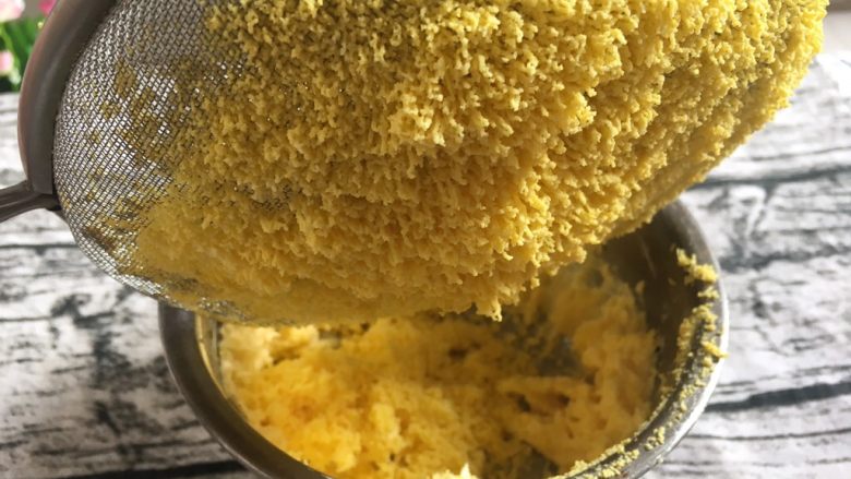 超赞的玛格丽特饼干,按压下去后,蛋黄挂在网筛上很容易就刮下来了