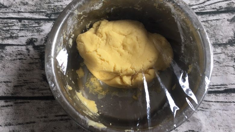 超赞的玛格丽特饼干,拌到搅不动就用手揉好面团,加保鲜膜!放入冰箱保鲜层冷藏一小时,面团松弛过做出来的饼干才更有酥性,入口即化!