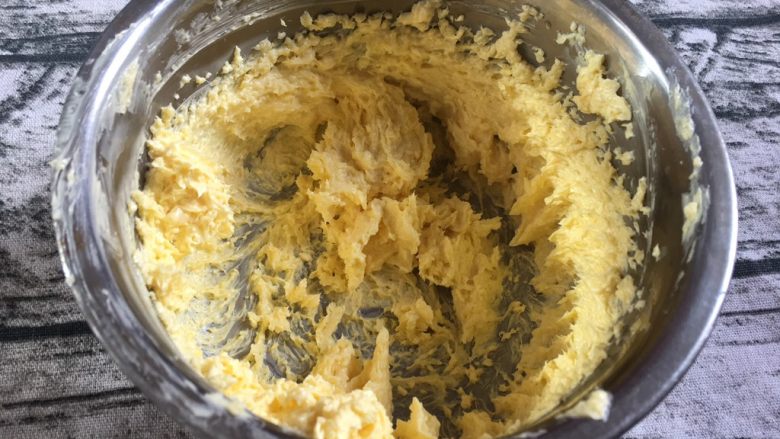 超赞的玛格丽特饼干,打至体积变蓬松,颜色变浅即可